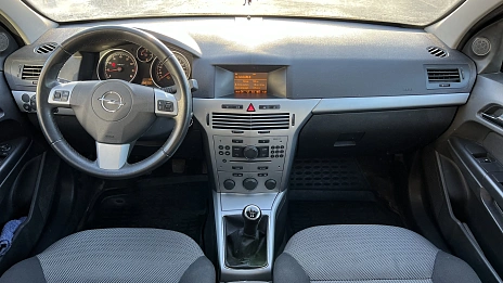 Opel Astra, 2010г, передний привод, механика