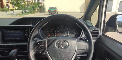 Toyota Voxy, 2017г, передний привод, вариатор